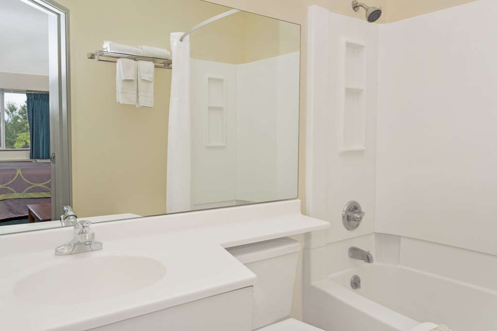 Super 8 by Wyndham Windsor - photo 11
