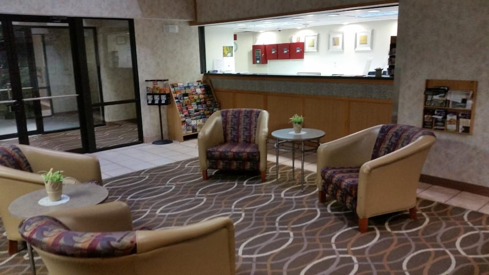 Plano Inn & Suites - photo 6