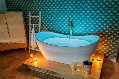Jacuzzi Centro Storico Dolce Casa Mabi — 4-Star Luxury Hotel in Anguillara Sabazia, Italy