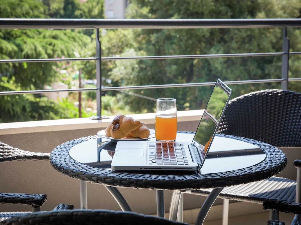 Topfloor Comfortable Luxury Apartment With Private Balcony free Garage and Wi fi