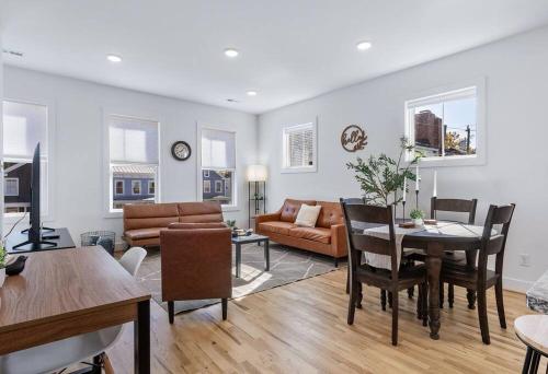 Duplex with Balcony and Spacious Dog Friendly Oasis — 4-Star Luxury Hotel in Richmond, United States