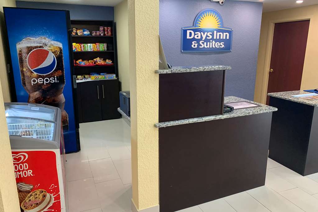 Days Inn & Suites by Wyndham Tampa Raymond James Stadium - photo 11