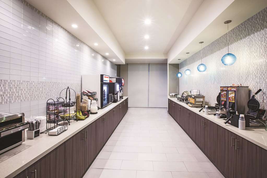 La Quinta Inn & Suites by Wyndham McAllen La Plaza Mall - photo 43
