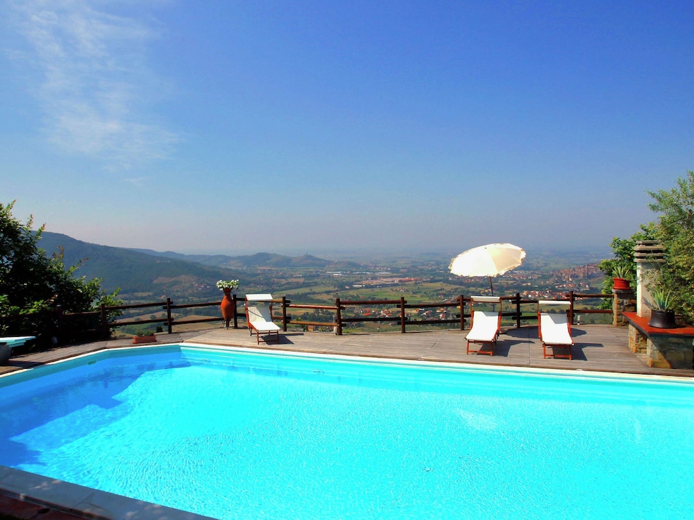 Villa in Tuscany With Pool and Valley Views — 4-Star Luxury Hotel in Castiglion Fiorentino, Italy