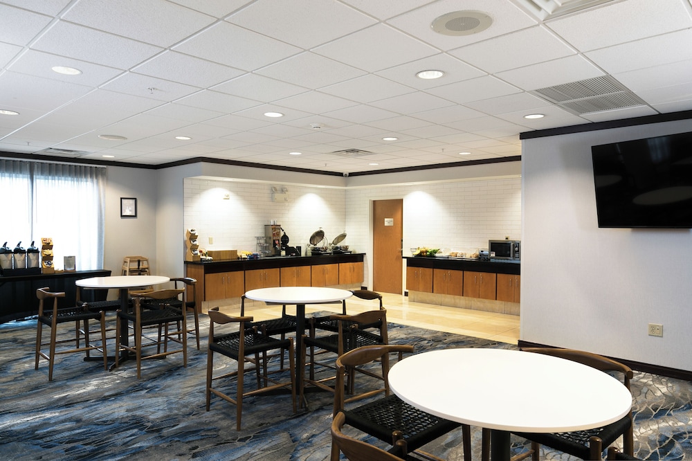 Fairfield Inn & Suites by Marriott Milwaukee Airport - photo 140