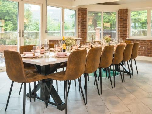 Fabulous Retreat sleeps 14 with Pool and Sauna Pass the Keys in Shrewsbury, United Kingdom