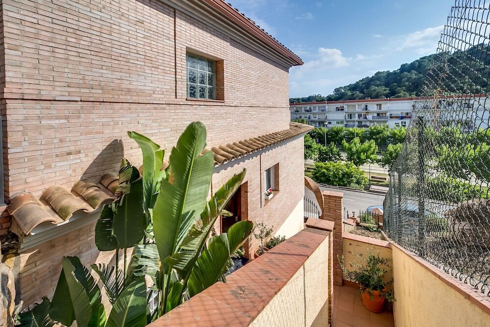 Vivalidays Villa Zaida — 4-Star Luxury Hotel in Santa Susanna, Spain