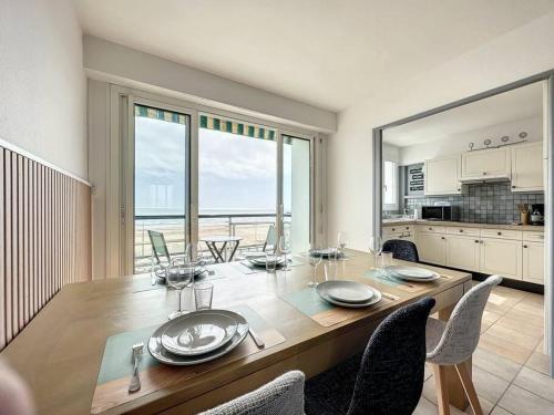 Bord de Mer Vue Panoramique Avec Parking Prive in Saint-Jean-De-Monts, France