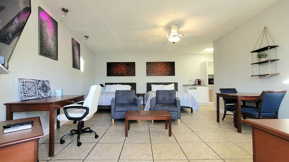 Barefoot Mailman Inn & Suites - photo 20