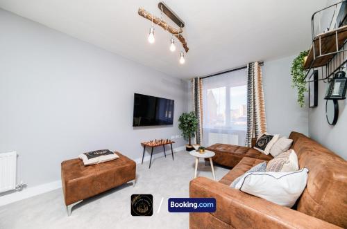 Manchester 3 Bed House l Free Parking l WiFi l Your Home Away From Home hosted by The Cosy Corner Nationwide — 4-Star Luxury Hotel in Manchester, United Kingdom