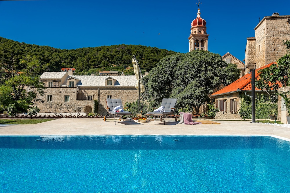 Puteus Palace Brac — Pucisca