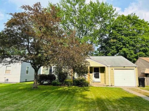 Close to airport Pets Fenced yard A C & Fast WIFI in Cleveland, United States