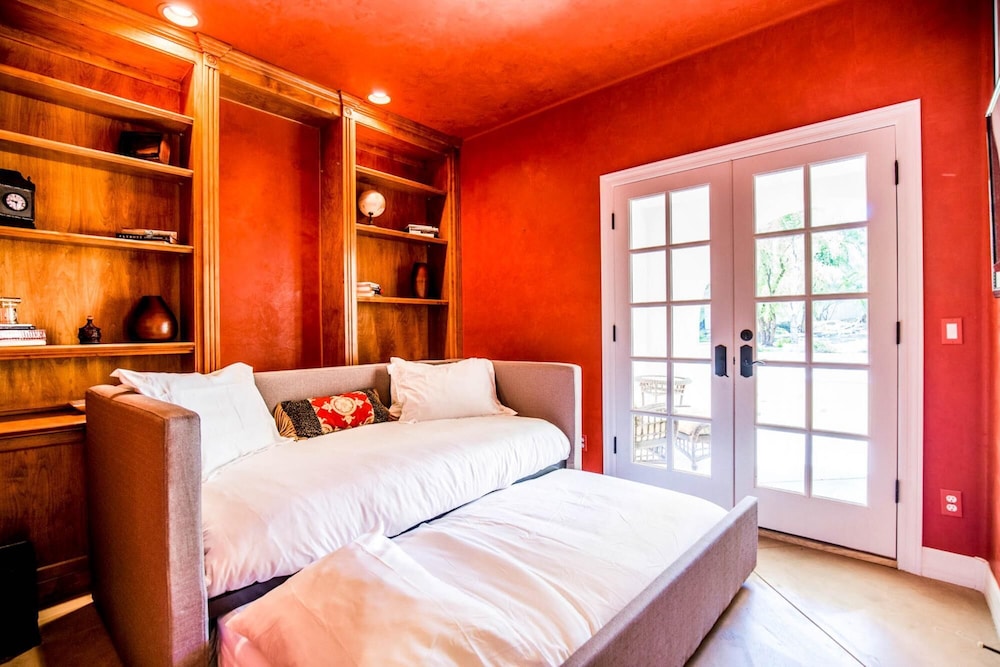 Catalina by AvantStay Private Grand Estate Backyard & Pool - photo 23
