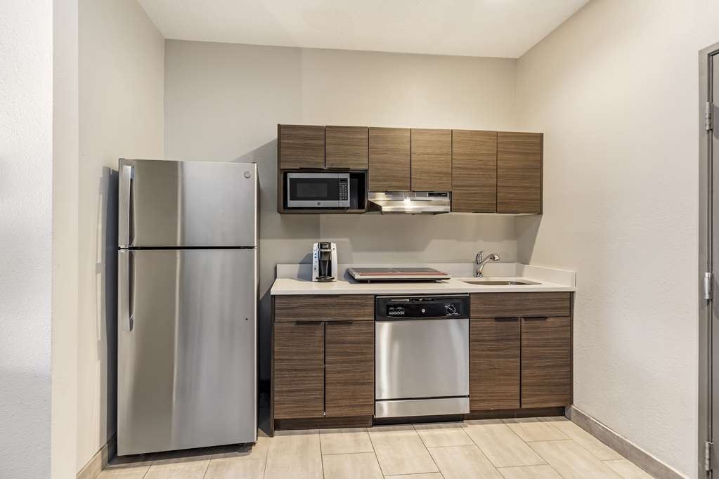 Best Western Plus Bourbonnais Hotel & Suites - photo 11
