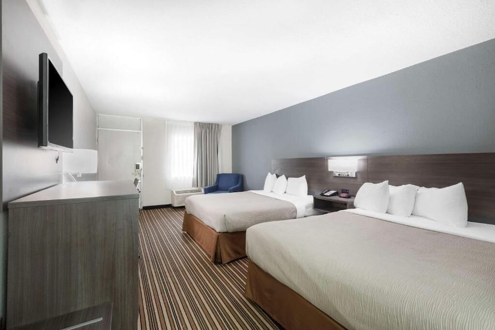 Downtown Inn & Studio Suites - photo 12