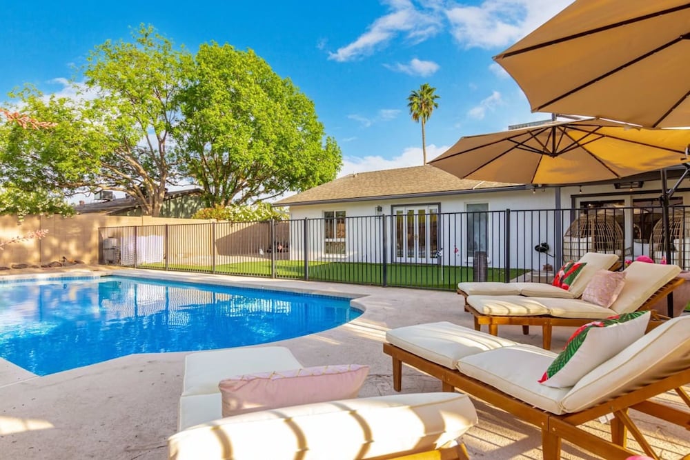 Corrine Family Oasis With Heated Pool Putting Green — Phoenix