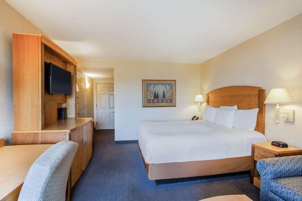 La Quinta Inn & Suites by Wyndham Islip MacArthur Airport - photo 15