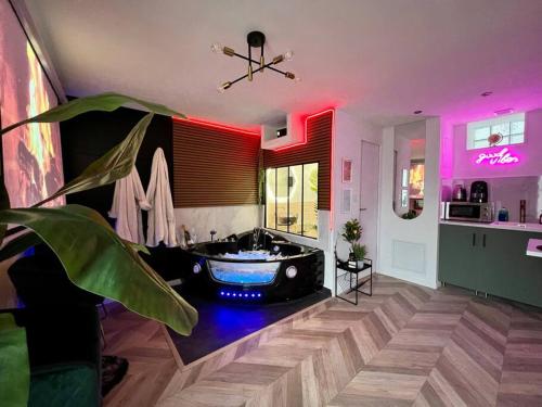 Black Love Room Balneo Cinema - last minute hotel in Unknown City