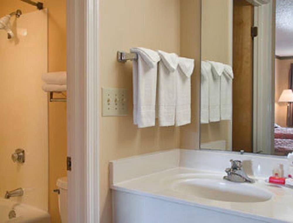 Red Roof Inn & Suites Cleveland TN - photo 22