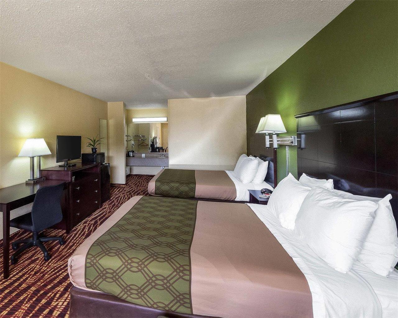 Econo Lodge Inn & Suites Coliseum - photo 10