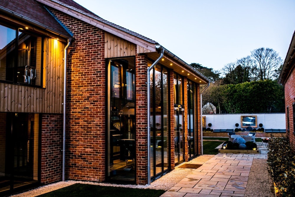 Baraset Barn Hotel — 4-Star Luxury Hotel in Stratford-Upon-Avon, United Kingdom