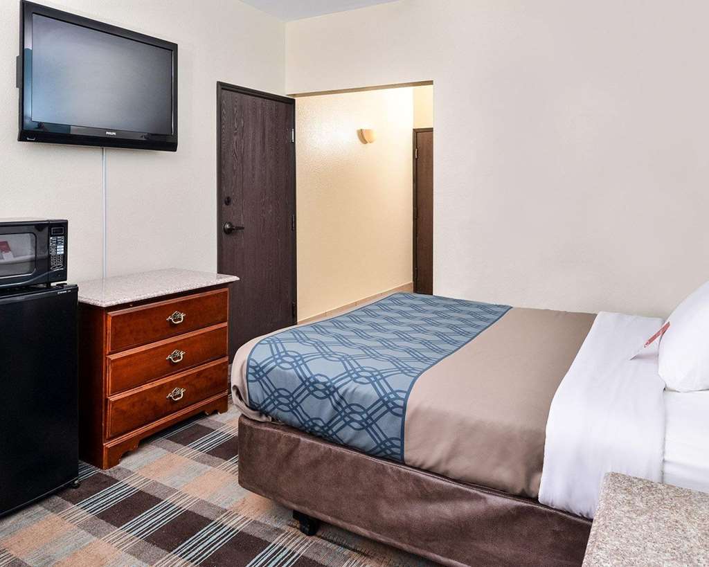 Econo Lodge Inn & Suites Shelbyville - photo 11