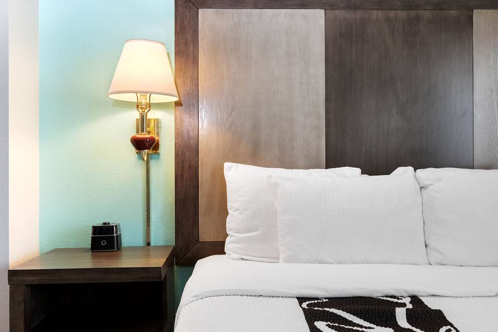 La Quinta Inn & Suites by Wyndham Omaha Airport Downtown - photo 13