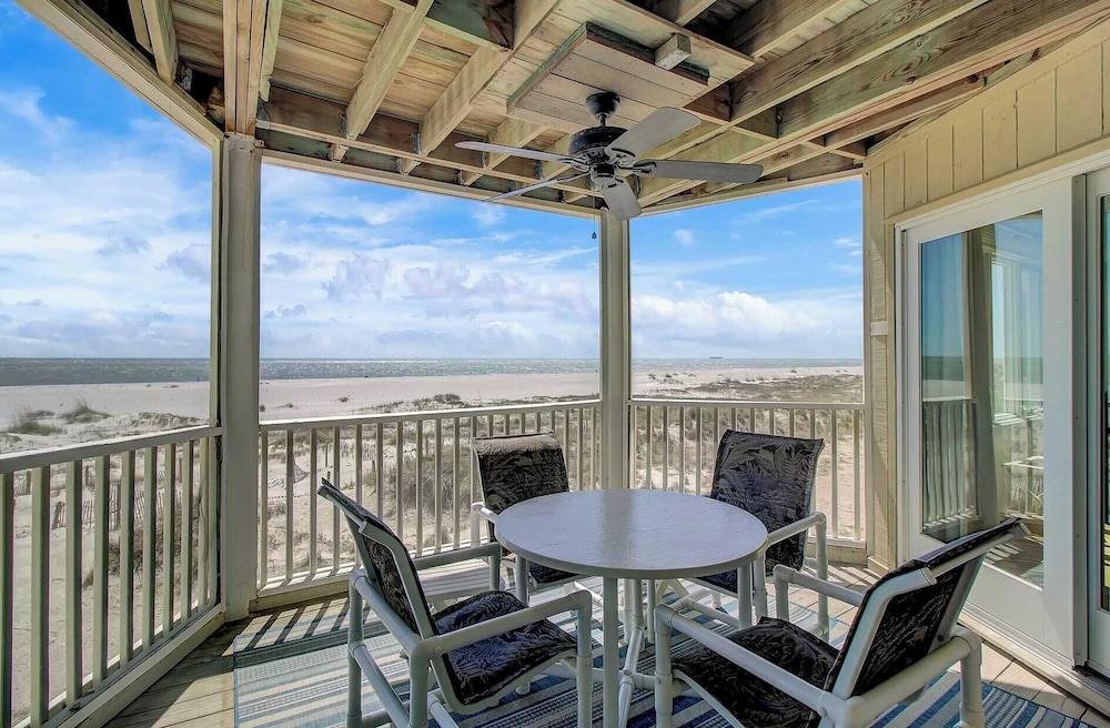 202 F Port O Call by AvantStay Amazing Oceanfront Views in Isle Of Palms, United States