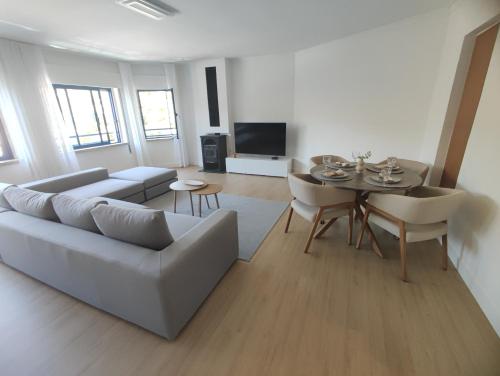 Marisol Spacious T2 with AC near golf Aroeira Caparica — 4-Star Luxury Hotel in Charneca, Portugal