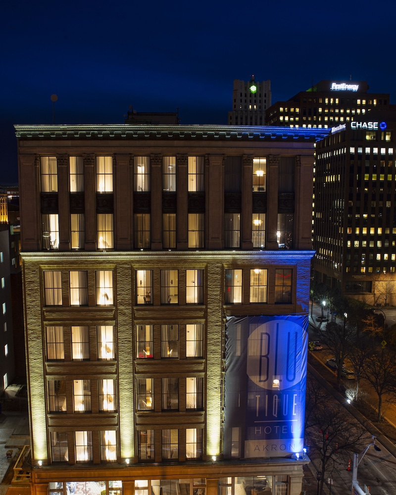 Blu Tique Hotel — Akron