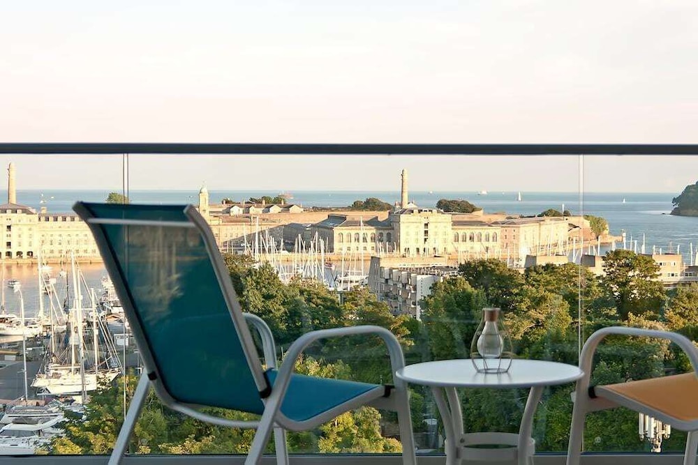 2 Bed Leeward House by Pureserviced — 4-Star Luxury Hotel in Plymouth, United Kingdom