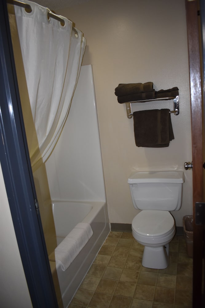 Heartland Hotel and Suites - photo 9