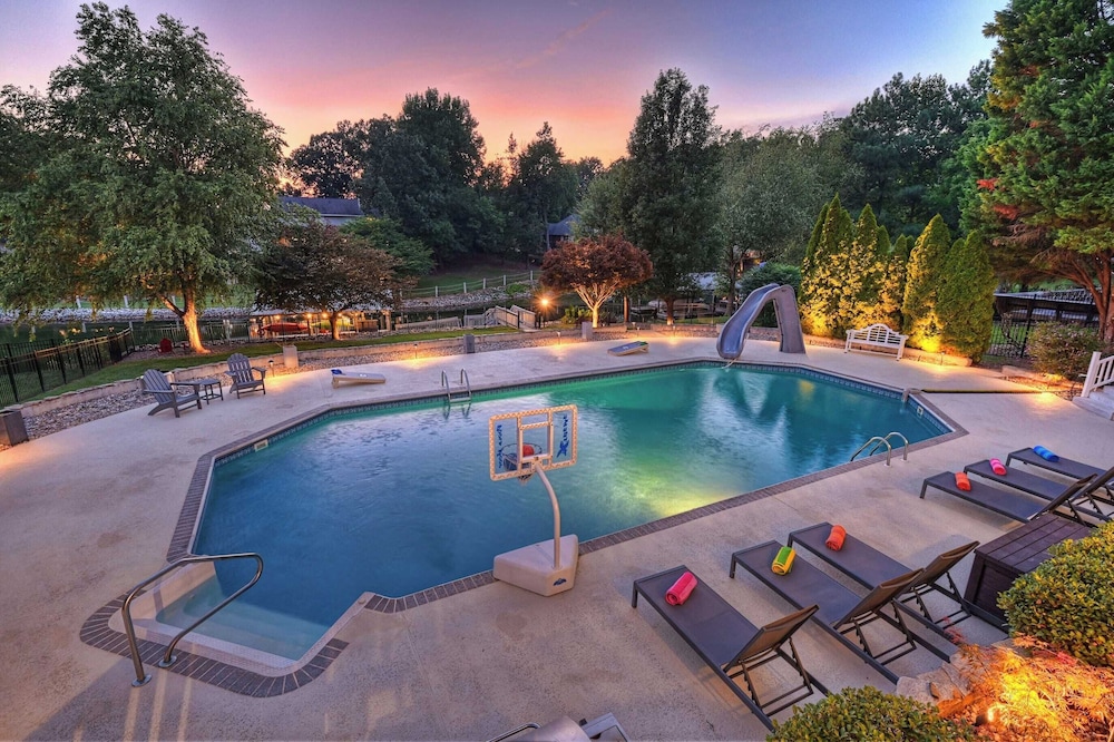 Lakefront Home w Pool Dock Fire Pit & Game Room Sip Sip Away by Avantstay — 4-Star Luxury Hotel in Denver, United States