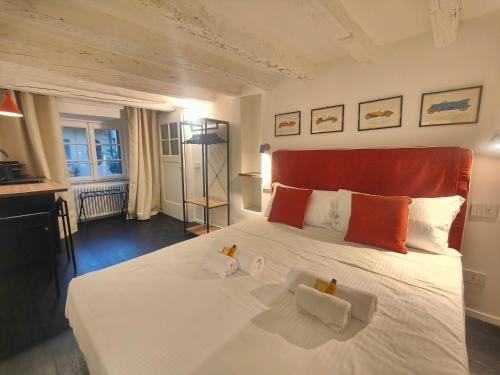 Montenapoleone Spiga tiny suite — 4-Star Luxury Hotel in Milan, Italy