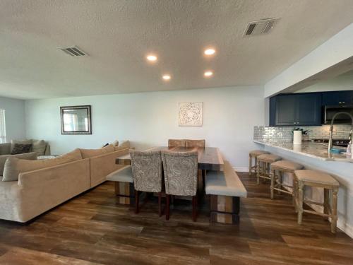 Linda's Lake House Waterfront Home on Lake Conroe — 4-Star Luxury Hotel in Montgomery, United States