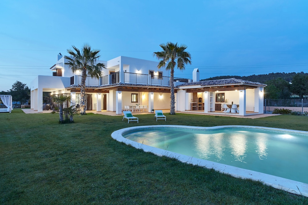 Villa White Duke — 4-Star Luxury Hotel in Sant Antoni De Portmany, Spain