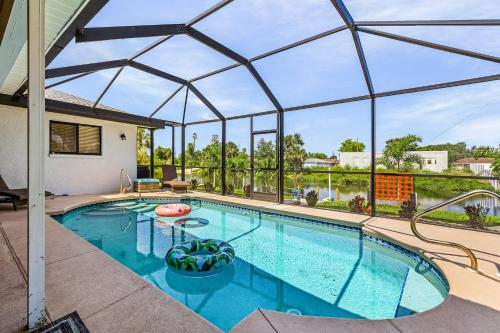 Cozy Retreat heated pool water canal bikes 3 bedroom — 4-Star Luxury Hotel in Cape Coral, United States