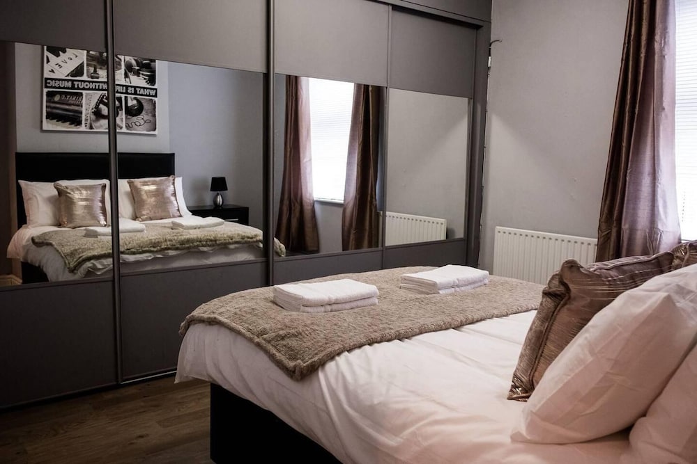 4 Bed House Sleeps 9 Free Parking — 4-Star Luxury Hotel in Stoke-On-Trent, United Kingdom