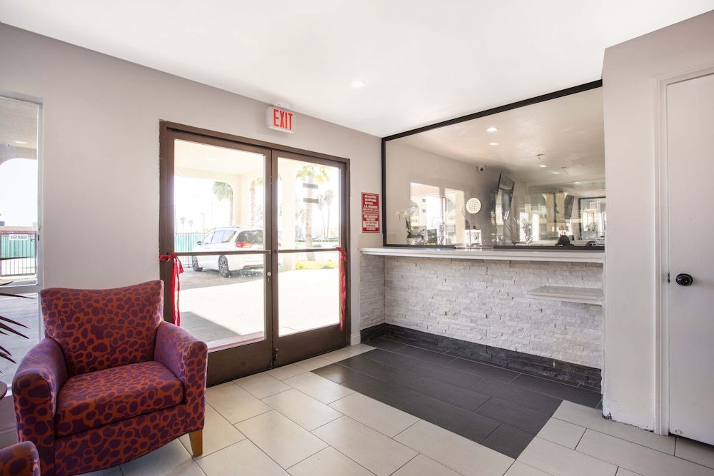 OYO Hotel Palmdale Antelope Valley - photo 3