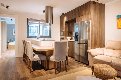 Luxuriously 3 beds Apartment with private Jacuzzi — 4-Star Luxury Hotel in Sevilla, Spain