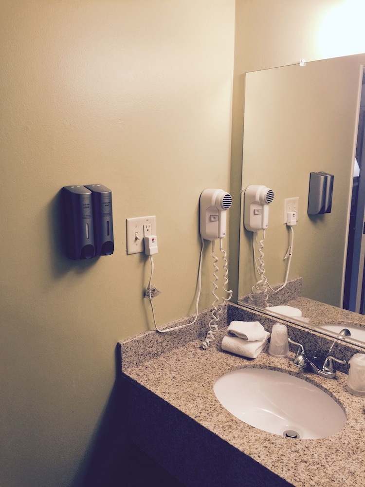Colonial Motel And Spa - photo 23