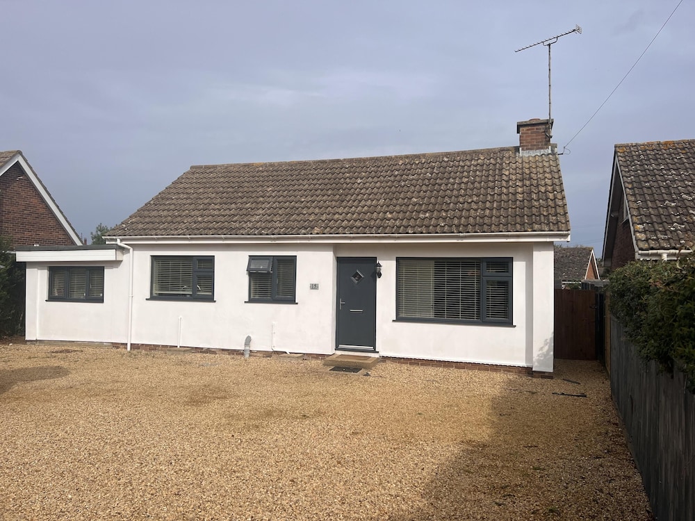 Pet Friendly 2 Bedrooms Bungalow hot tub parking — 4-Star Luxury Hotel in King's Lynn, United Kingdom