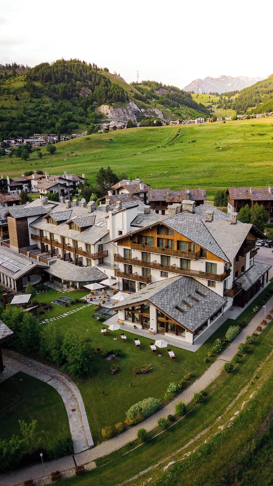 Montana Lodge & Spa by R Collection Hotels — 5-Star Luxury Hotel in La Thuile, Italy
