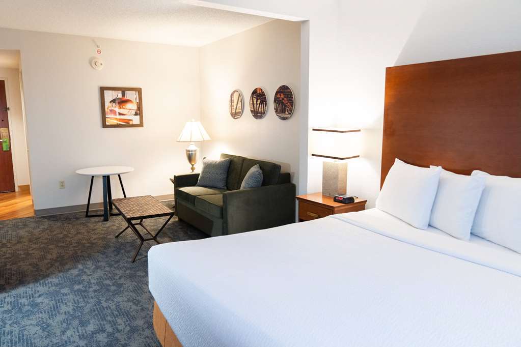 La Quinta Inn & Suites by Wyndham Bannockburn Deerfield - photo 30