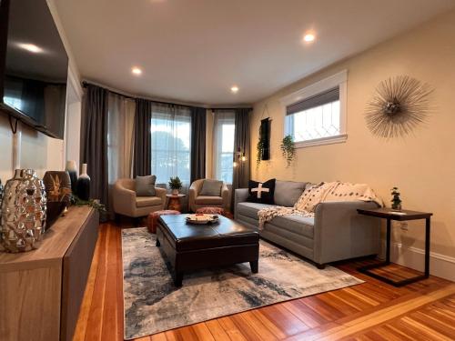 Your Boston Retreat Great porches 2 BR sleep 6 — 4-Star Luxury Hotel in Everett, United States