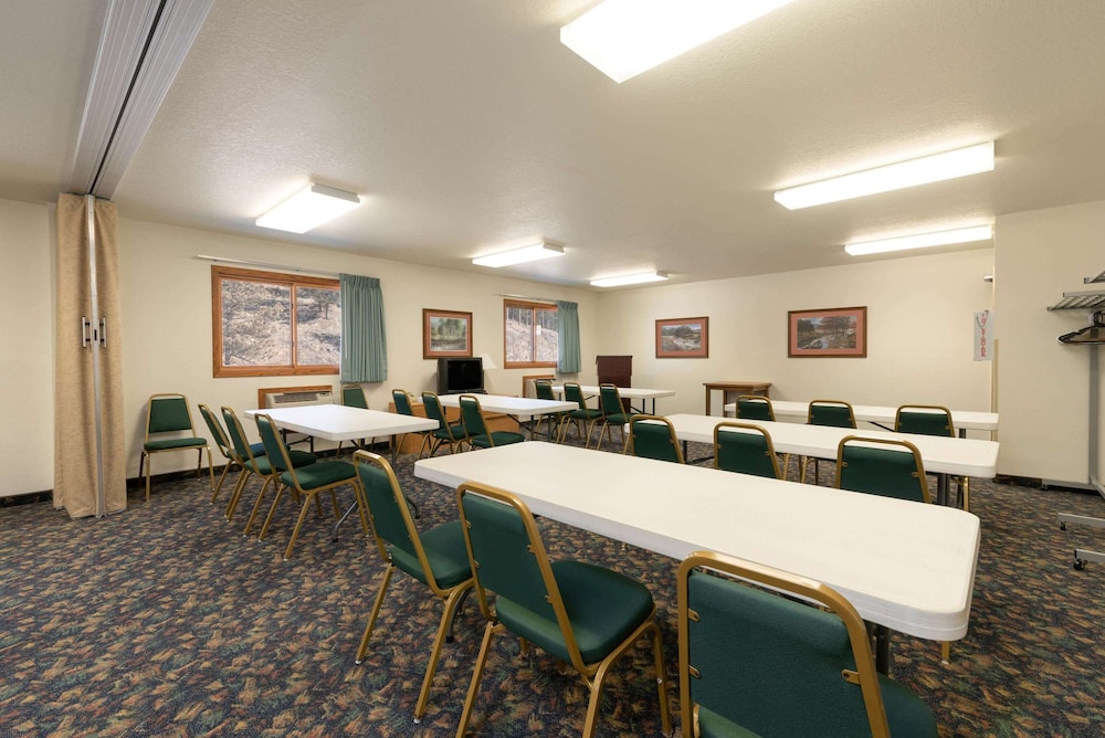 Super 8 by Wyndham Hill City Mt Rushmore Area - photo 17