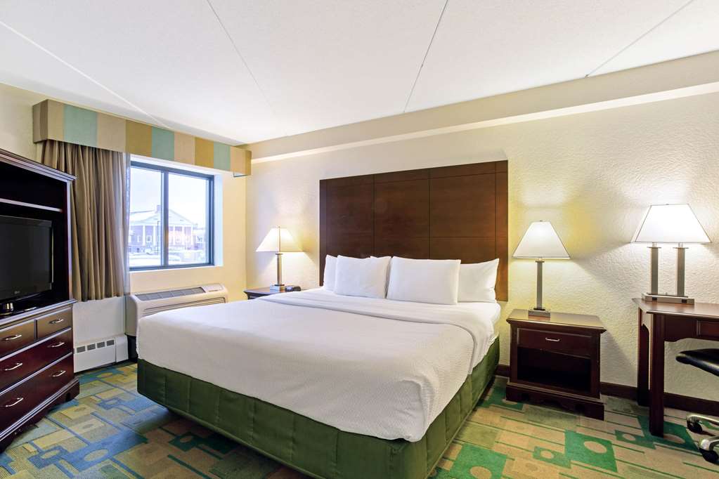 La Quinta Inn & Suites by Wyndham Boston Somerville - photo 40