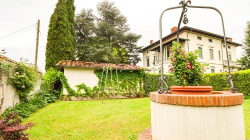 Tuscan House with Garden with Wi Fi Free Parking — 4-Star Luxury Hotel in Massa, Italy