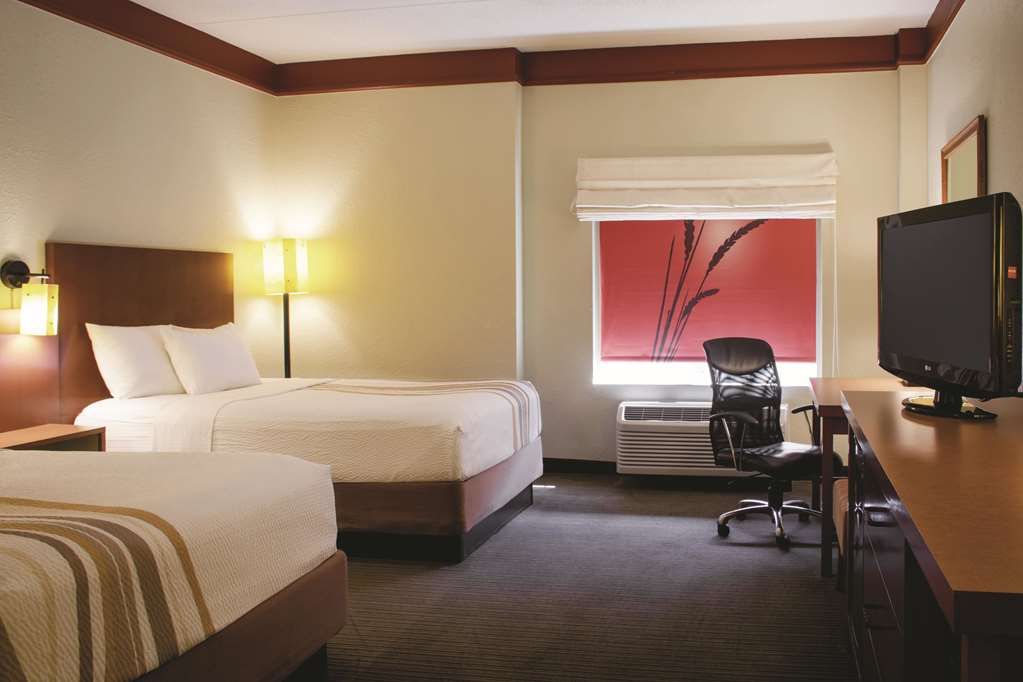 La Quinta Inn & Suites by Wyndham Atlanta Ballpark Galleria - photo 15