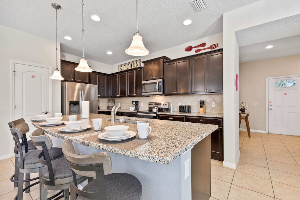 Beautiful Townhome With Splash Pool and Game Room - photo 55